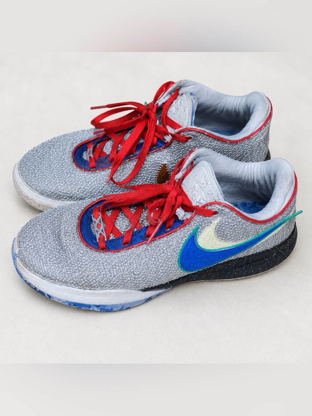 Lebron basketball shoes worn outside only twice ( u can clean easily)